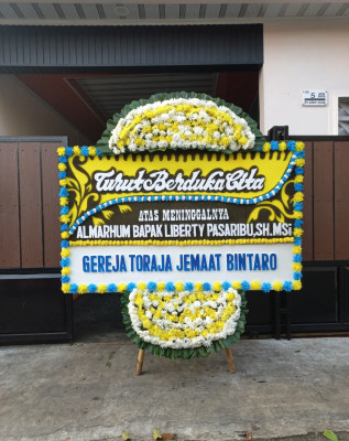 Papan Bunga Duka di Banyu Landas
